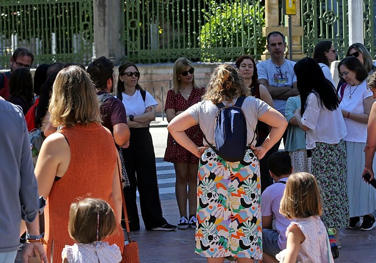 Turistas en la plaza de la Escandalera