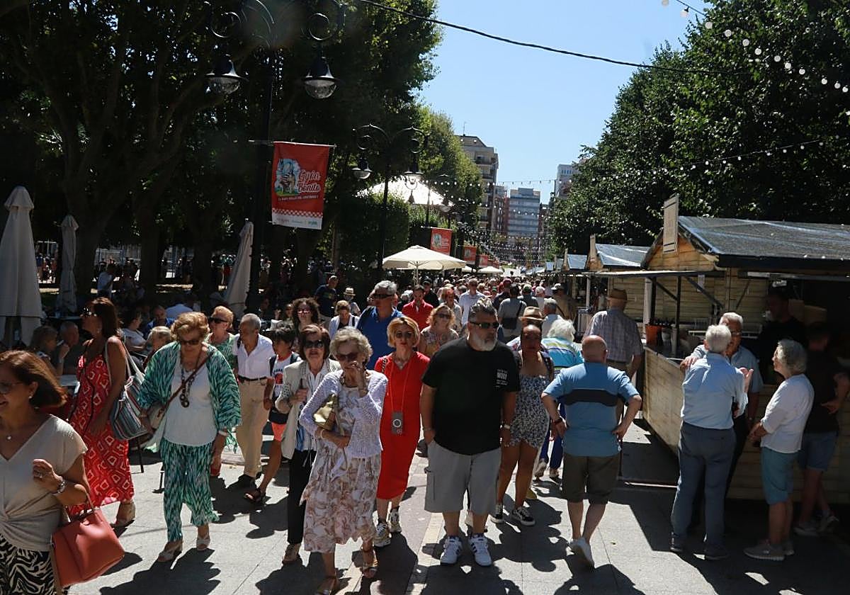 Las casetas del Paseo Gastro acogen un gran público durante la jornada de ayer.
