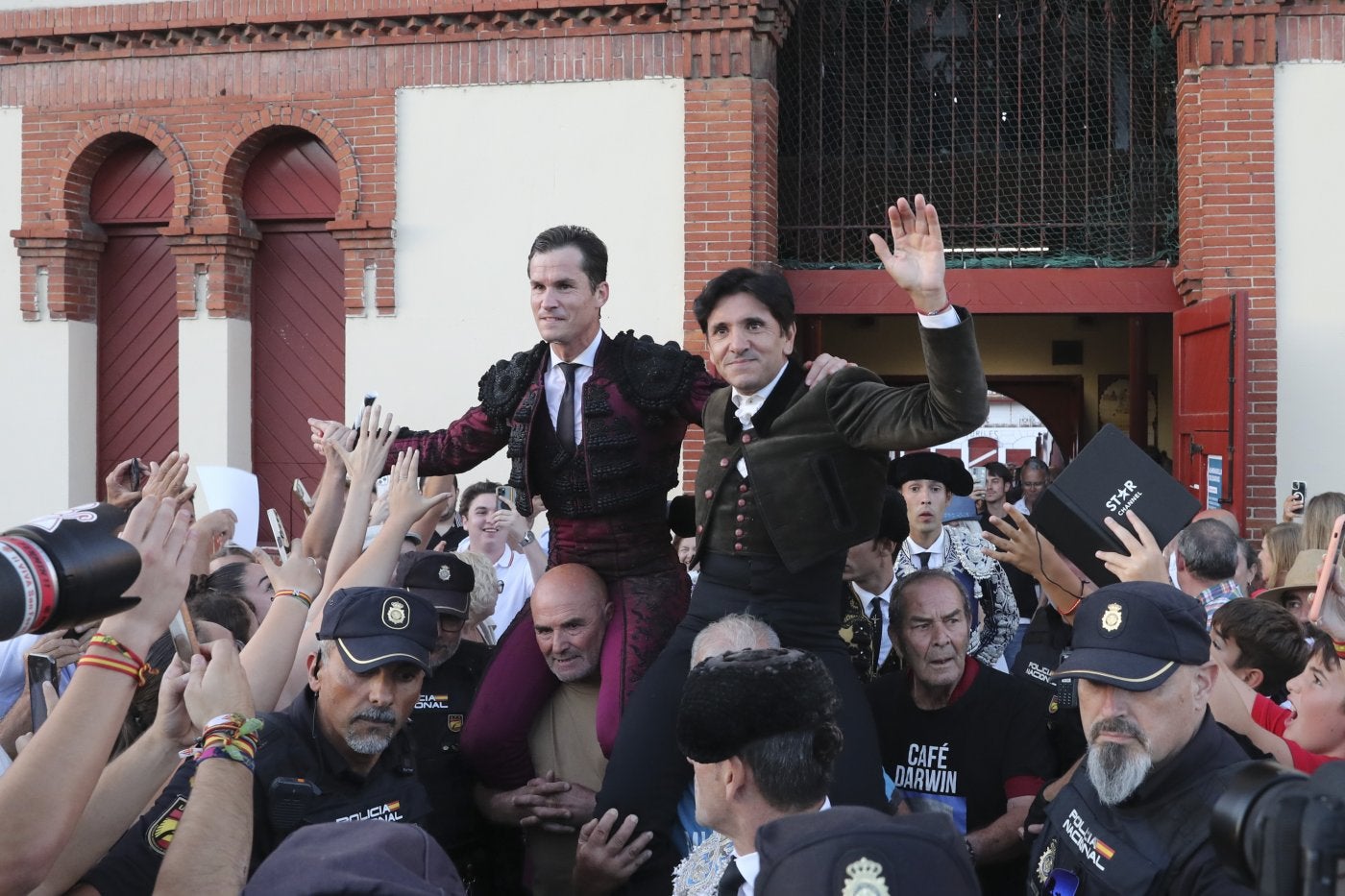 A hombros.Daniel Luque (izquierda) y Diego Ventura salieron por la puerta grande de El Bibio.