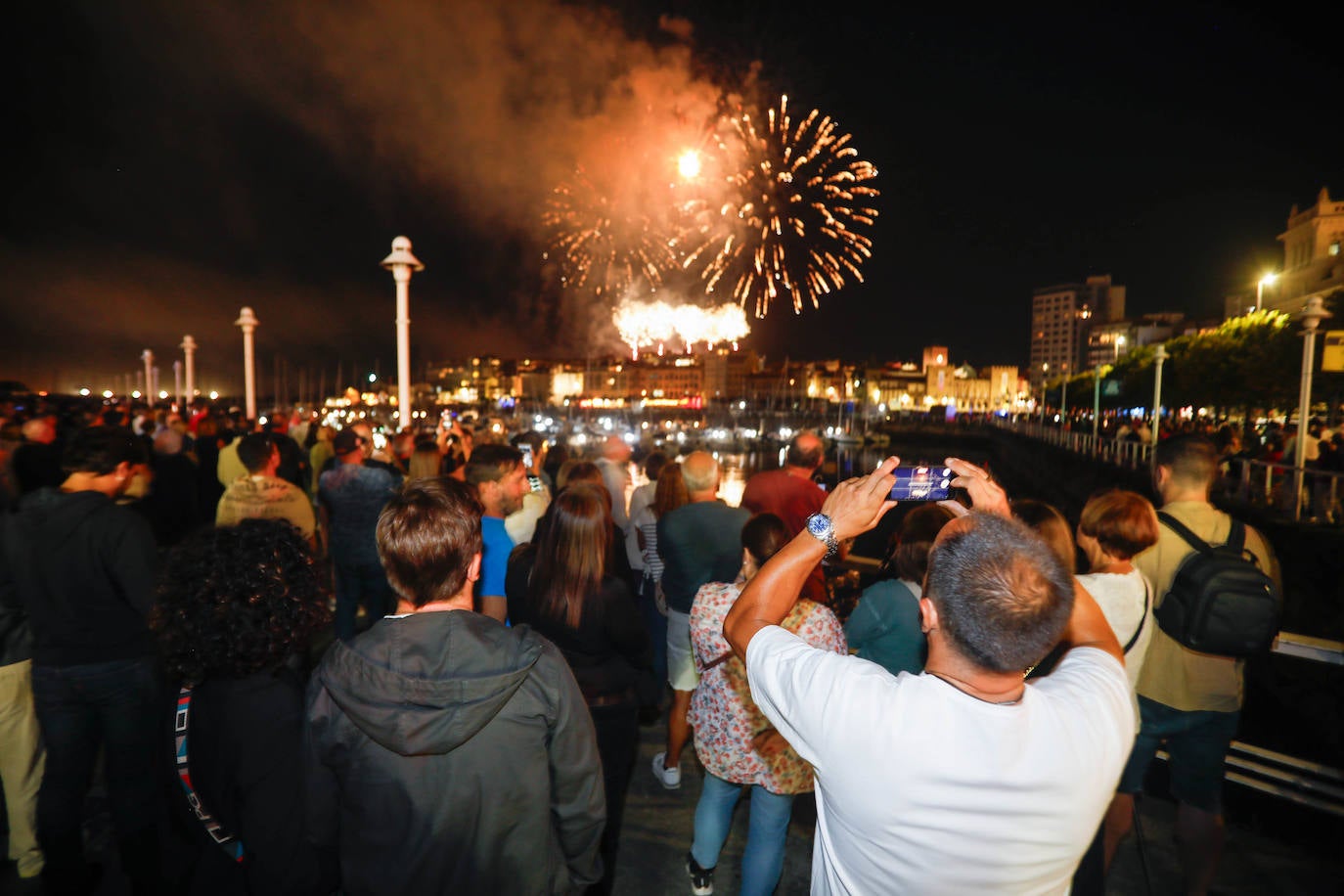 Una explosión de luz, música y color en la Noche de los Fuegos