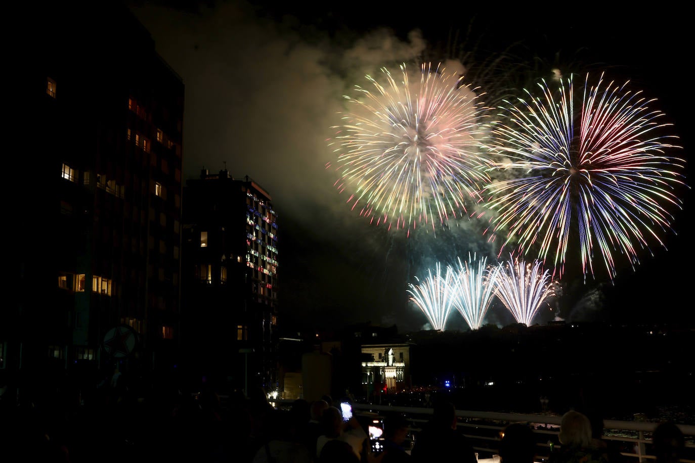 Una explosión de luz, música y color en la Noche de los Fuegos