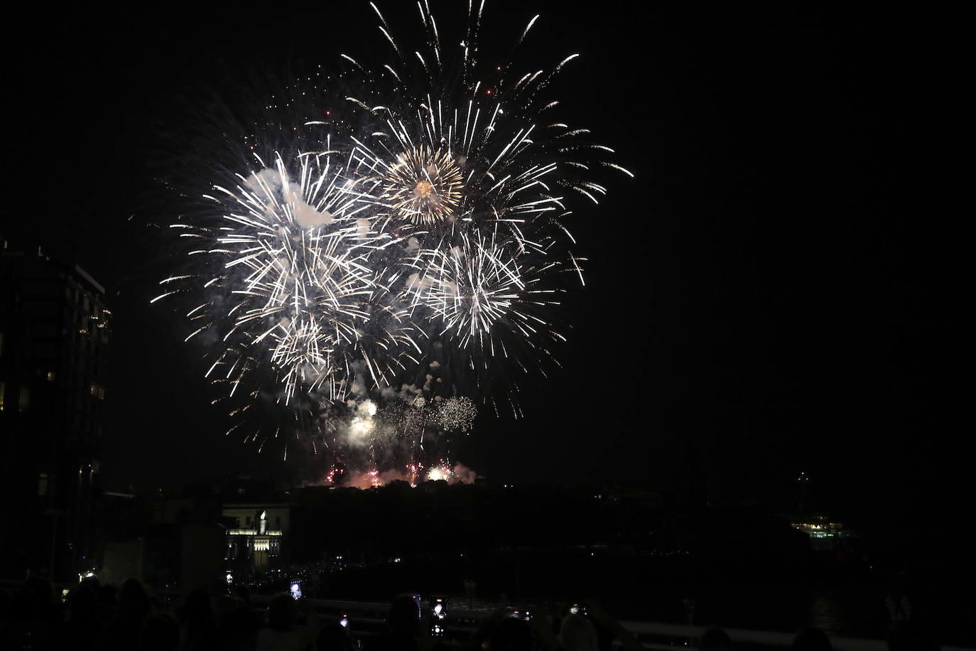 Una explosión de luz, música y color en la Noche de los Fuegos