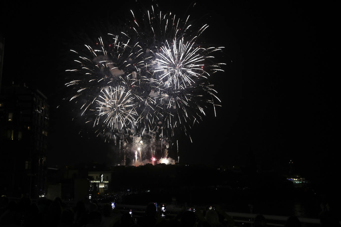 Una explosión de luz, música y color en la Noche de los Fuegos