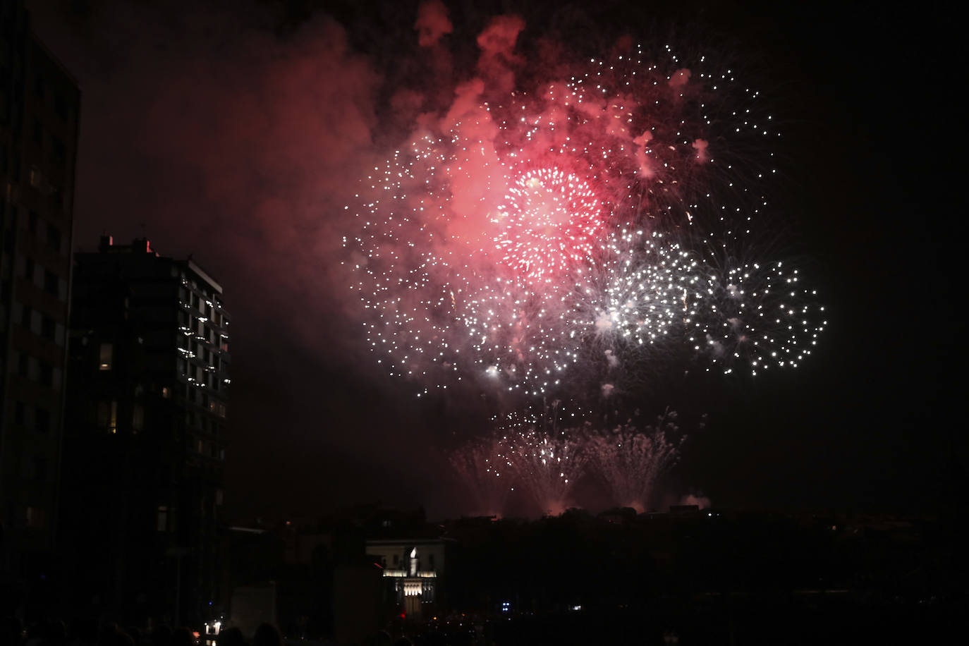 Una explosión de luz, música y color en la Noche de los Fuegos