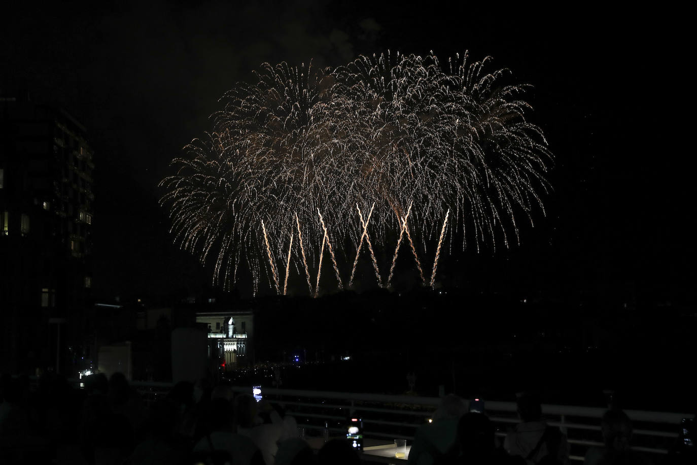 Una explosión de luz, música y color en la Noche de los Fuegos