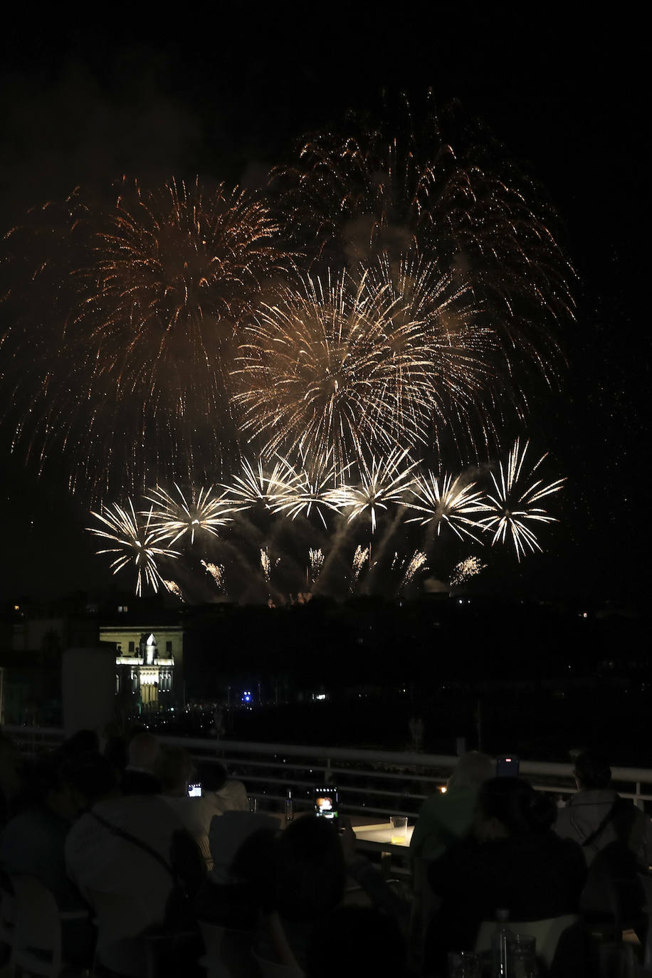 Una explosión de luz, música y color en la Noche de los Fuegos