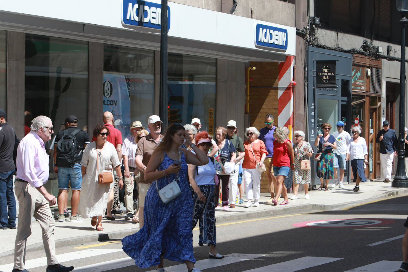 Gijón cuelga el cartel de &#039;lleno de turistas&#039;