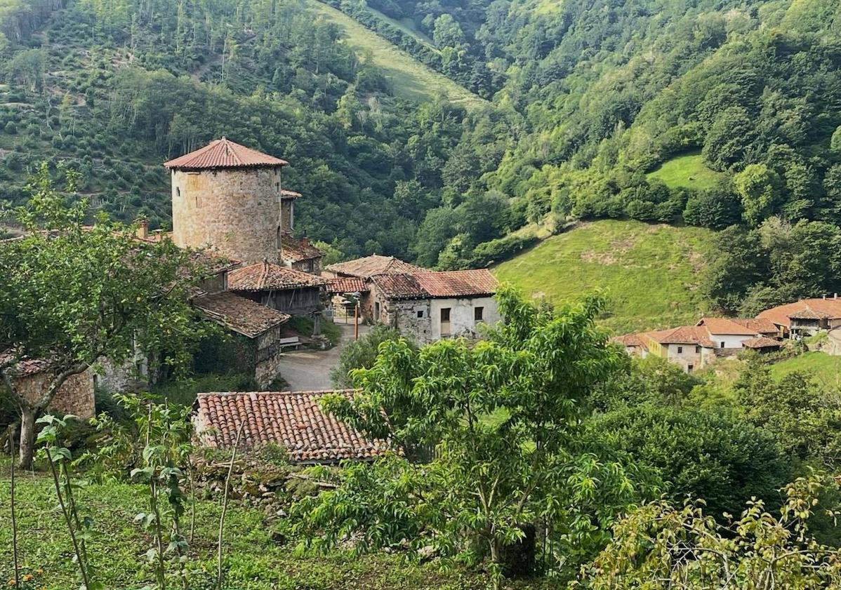 Imagen principal - Banduxu/ camino medieval de acceso a Banduxu/ Torre medieval en la casona «el Palacio» 