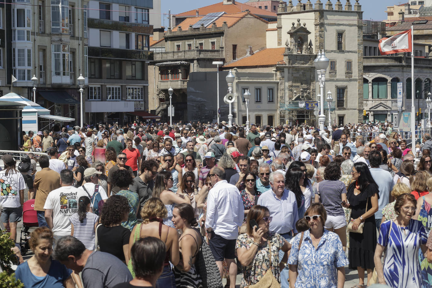 Gijón baila la danza prima y vibra con el Restallón