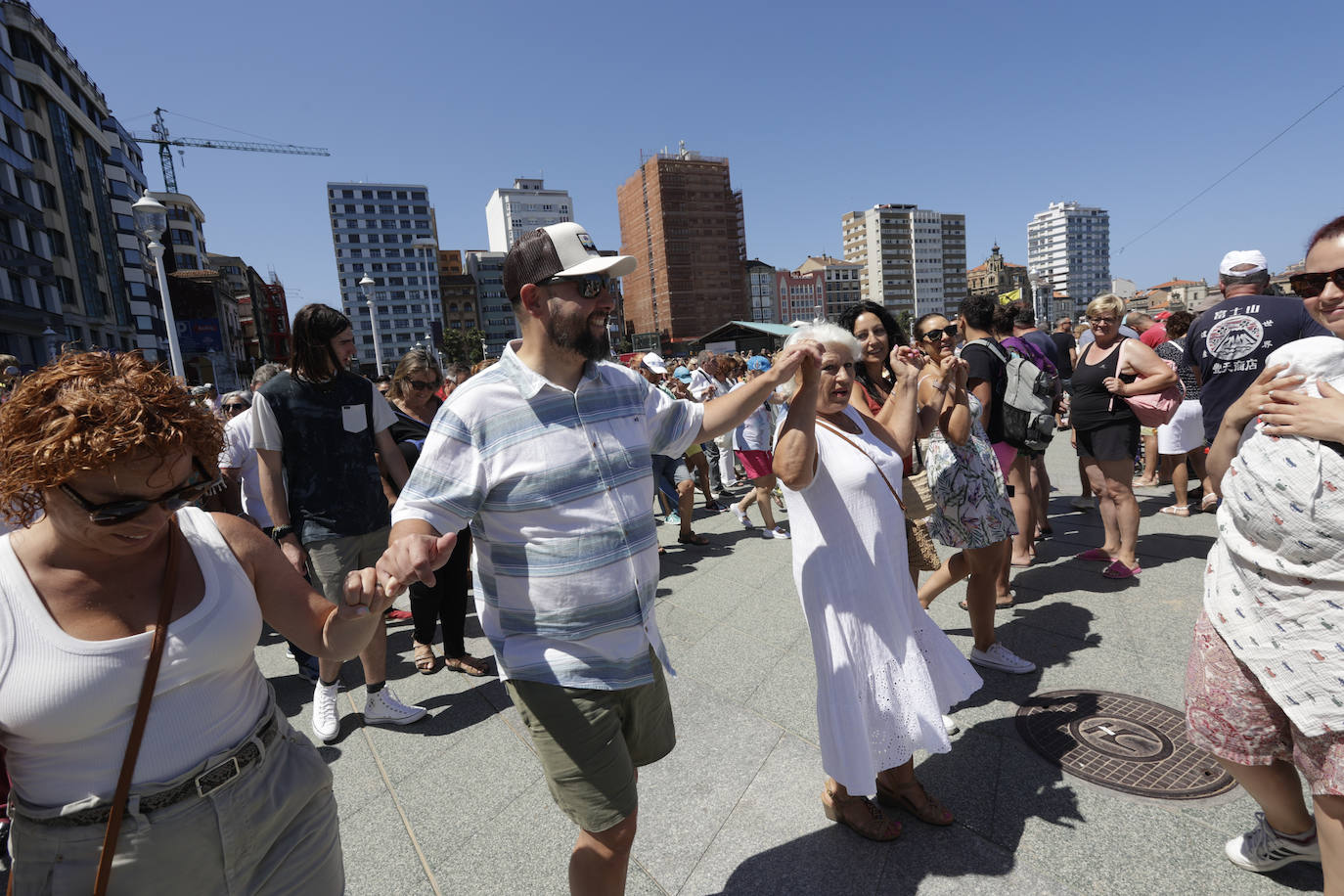 Gijón baila la danza prima y vibra con el Restallón