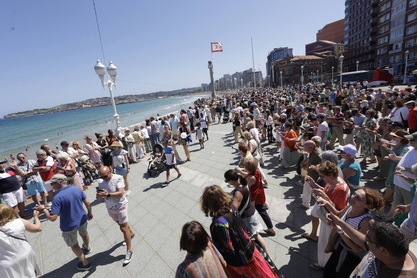 Gijón baila la danza prima y vibra con el Restallón