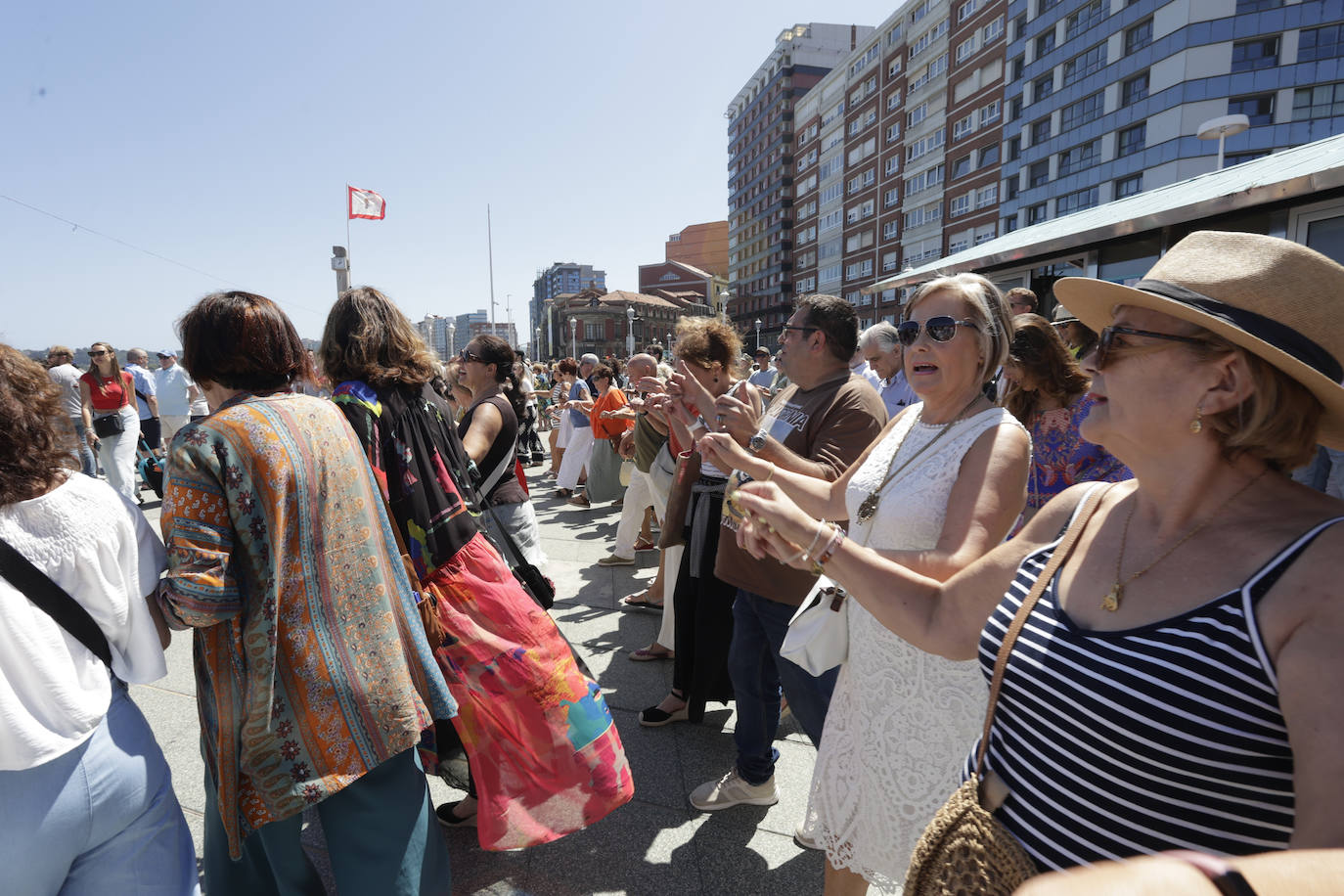 Gijón baila la danza prima y vibra con el Restallón