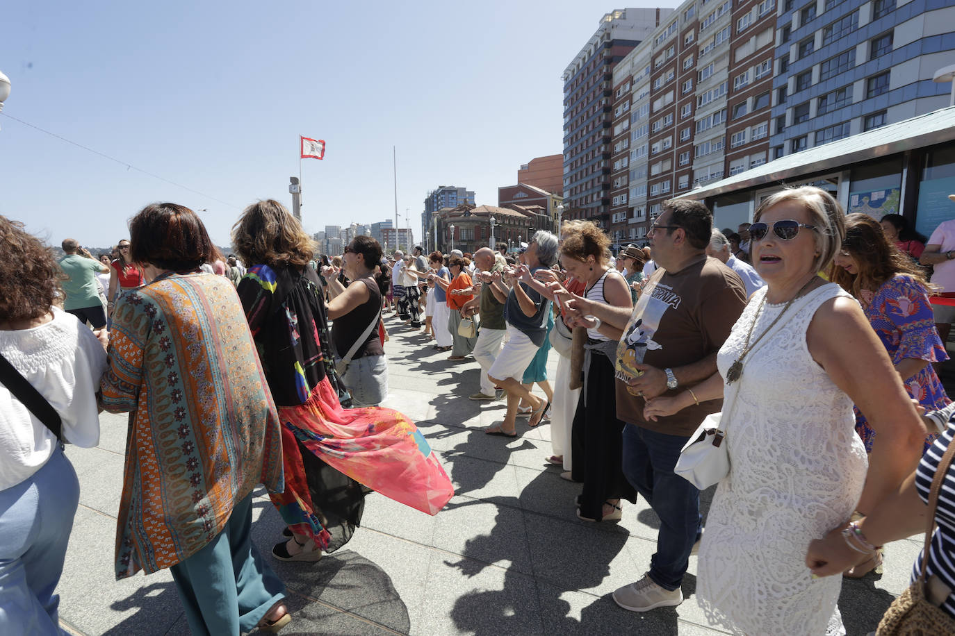 Gijón baila la danza prima y vibra con el Restallón