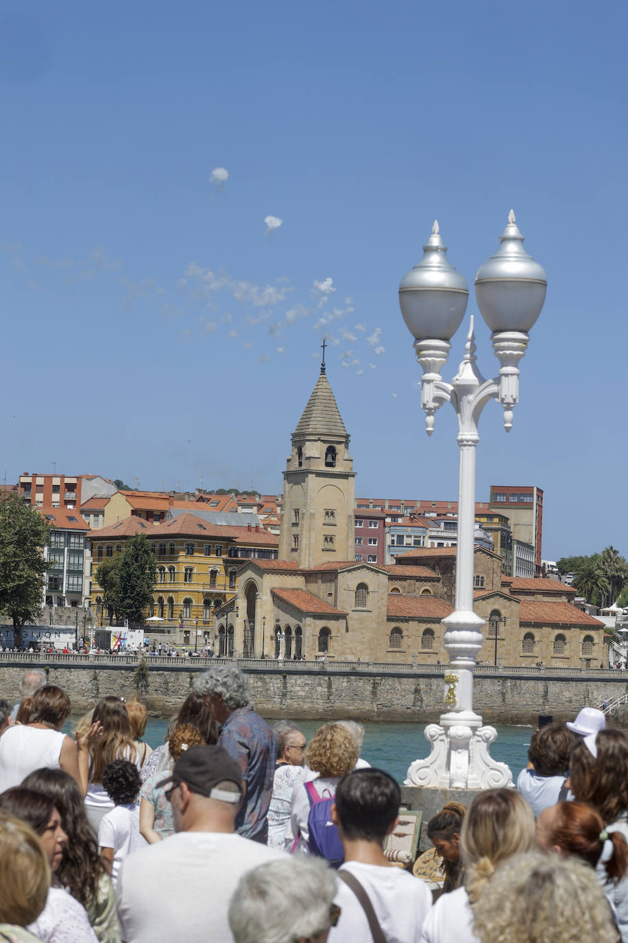 Gijón baila la danza prima y vibra con el Restallón