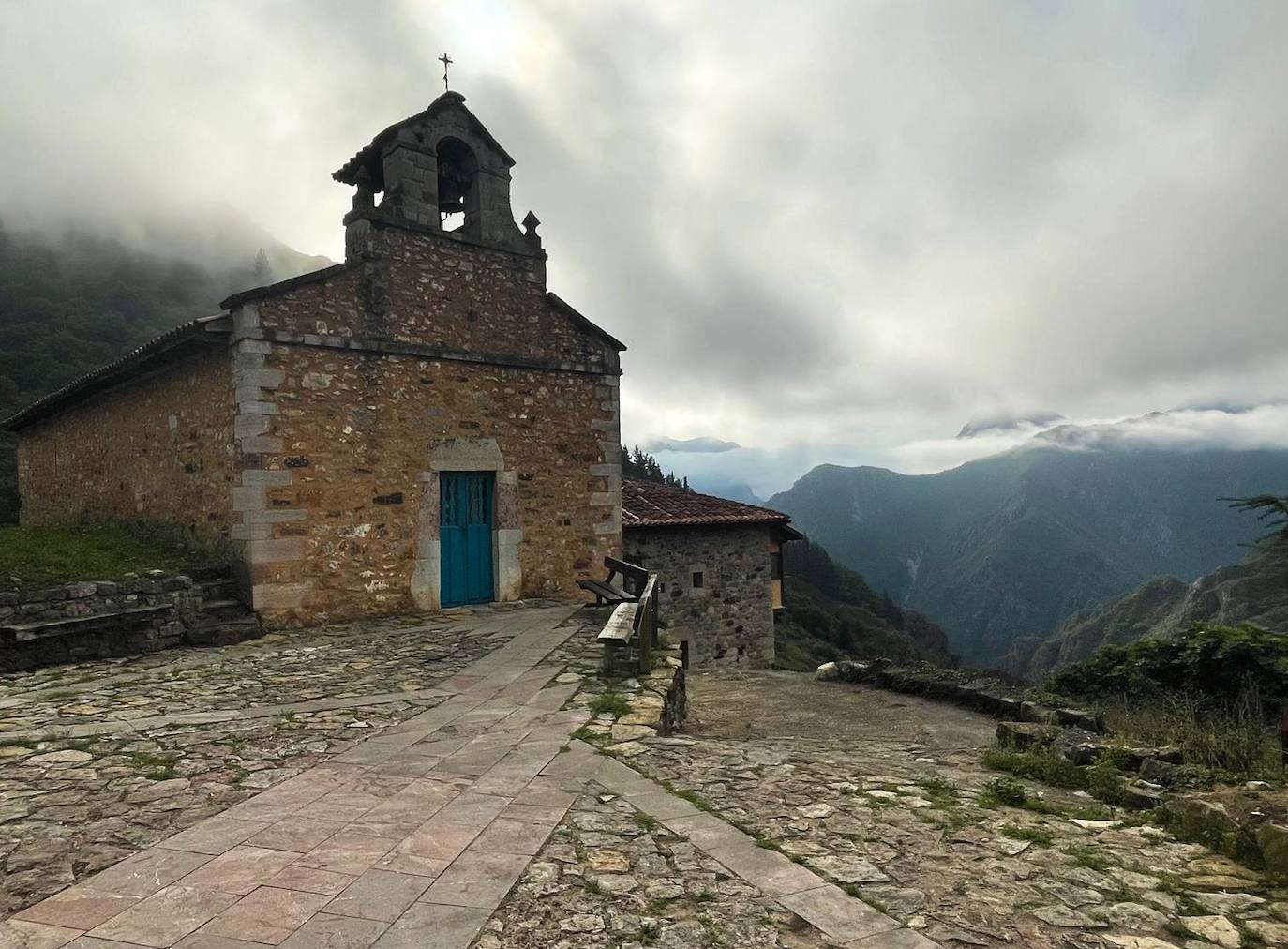 Iglesia de Santa María, en lo alto del pueblo y con geniales vistas a la aldea y montes cercanos