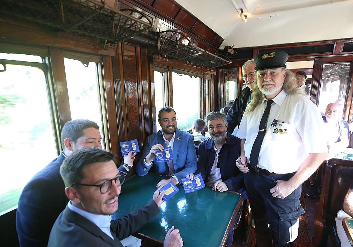 El presidente del Principado de Asturias, Adrián Barbón, realiza el recorrido en el tren histórico Rampa de Pajares entre Oviedo y Busdongo (León), con motivo del 140 aniversario de la infraestructura ferroviaria.