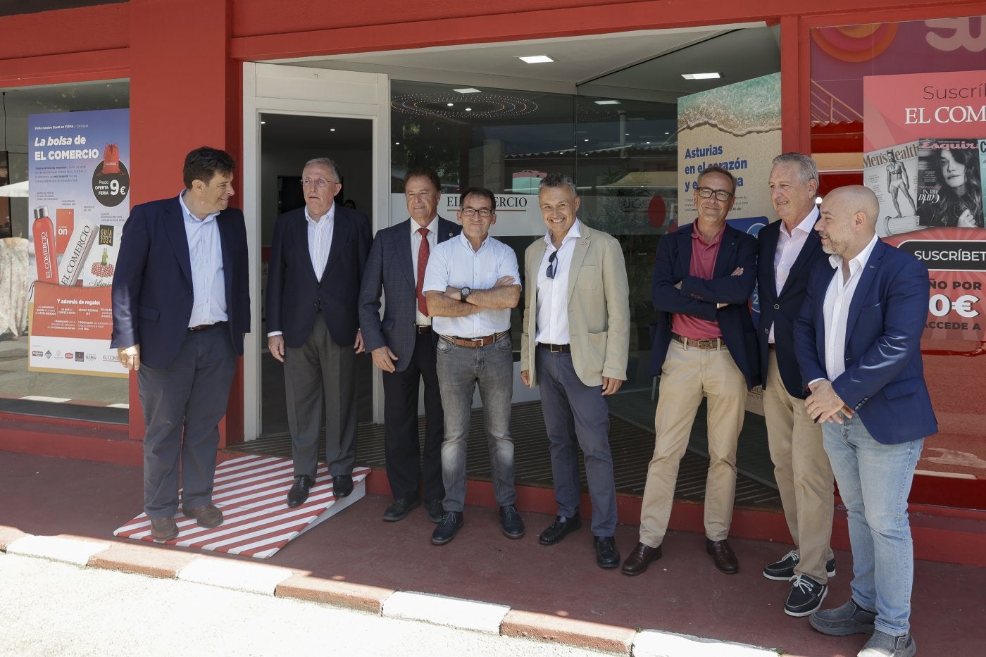 Jesús Suárez, Adolfo Menéndez, Félix Baragaño, Ángel M. González, Conrado Escobar, José Javier Medina, Santiago Miyares y Rodrigo Pintueles, durante la visita del alcalde de Logroño al estand de EL COMERCIO.