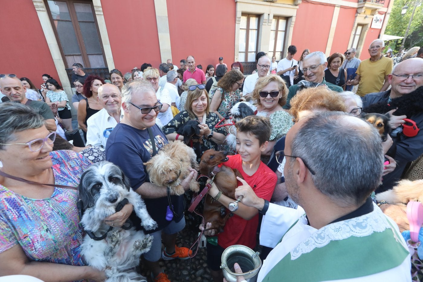 El párroco Alfonso López bendijo perros, gatos, cobayas y hasta tortugas.