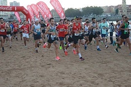 Multitudinaria salida sobre la arena, con los favoritos ya en los primeros puestos.