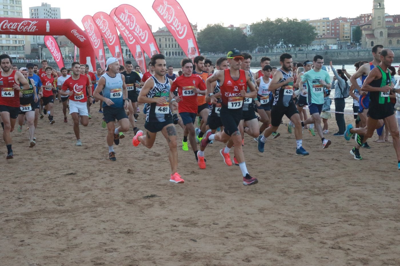 Multitudinaria salida sobre la arena, con los favoritos ya en los primeros puestos.