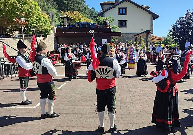 Gaitas, tambor y ramu ante el Balcón de la Cuesta, en Andrín.