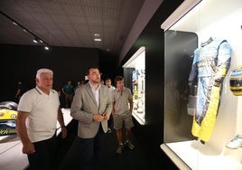 José Luis Alonso, Adrián Barbón y Fernando Alonso, en el museo.