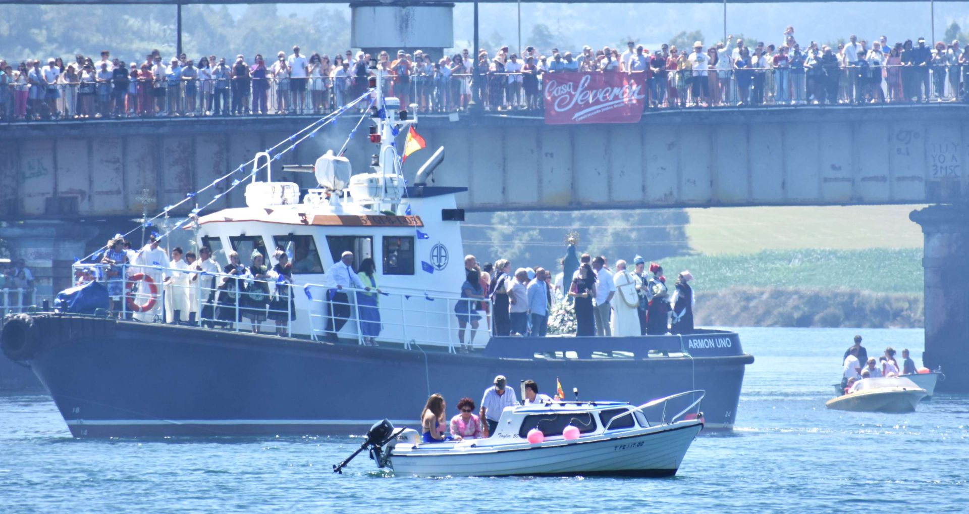 La Virgen de la Barca reina en Navia