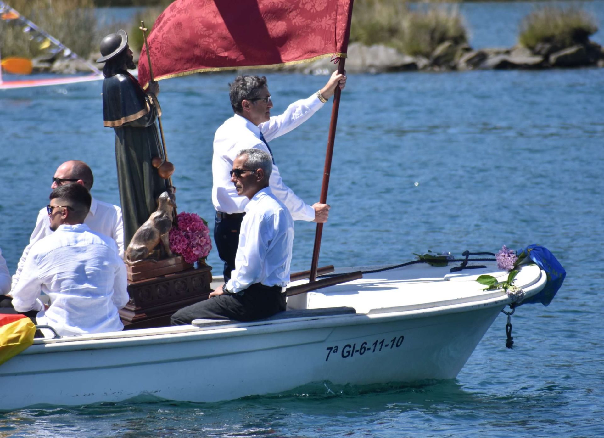 La Virgen de la Barca reina en Navia