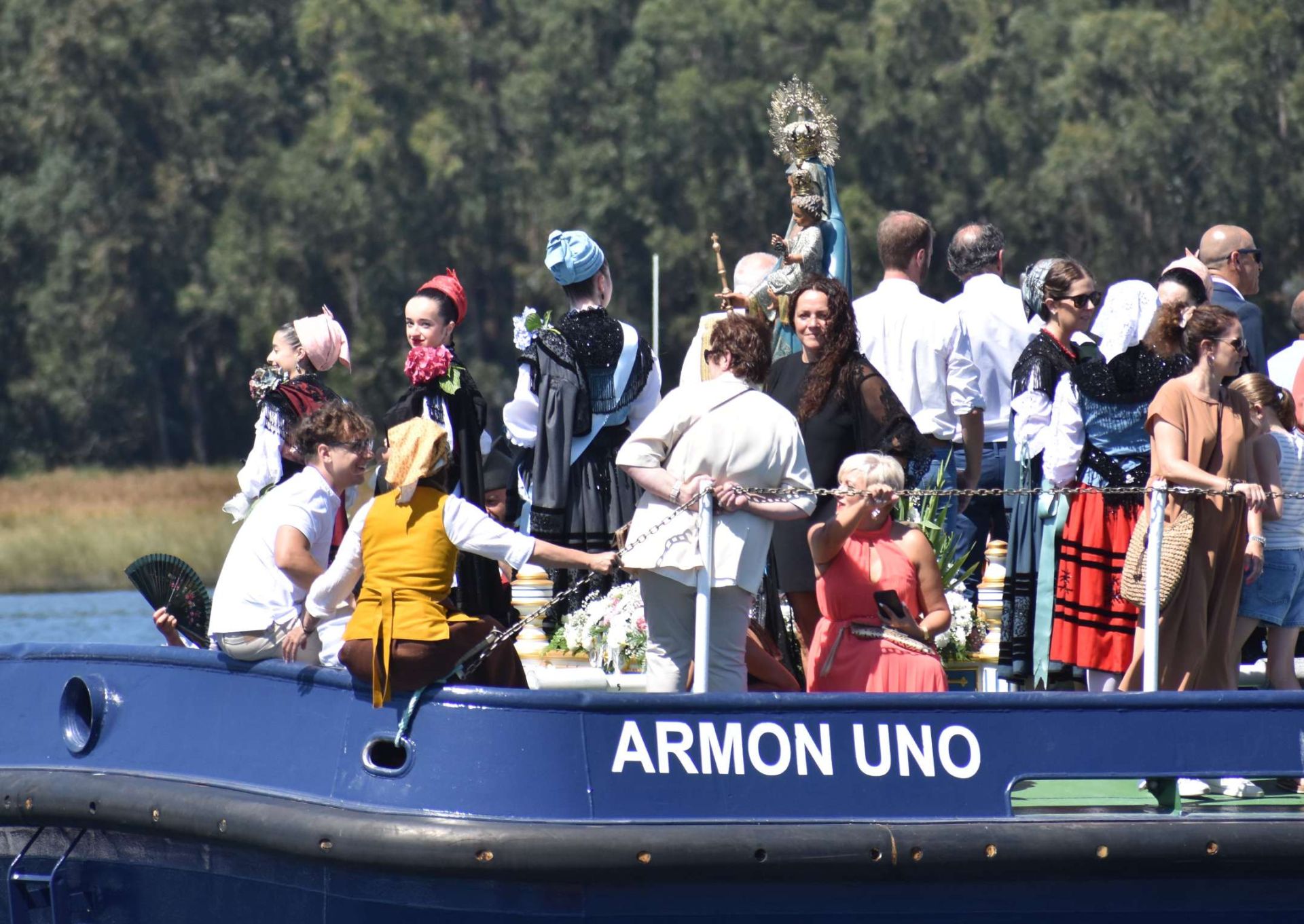 La Virgen de la Barca reina en Navia