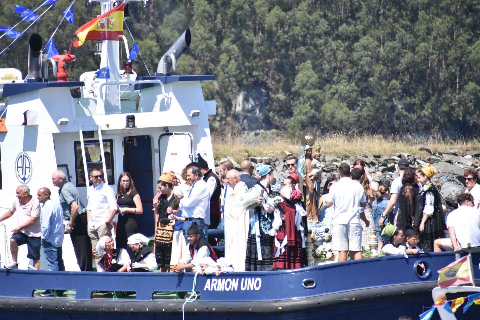 La Virgen de la Barca reina en Navia