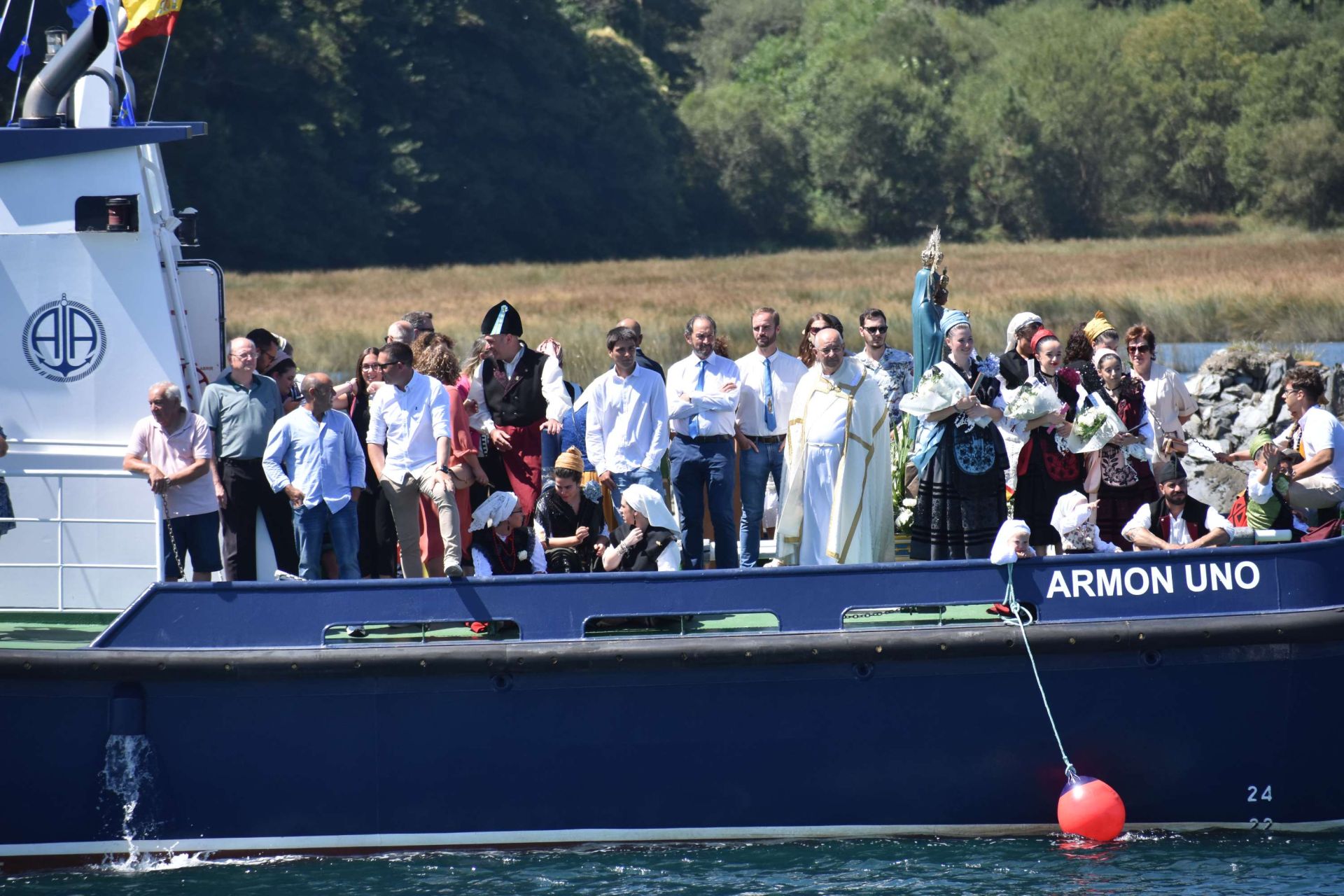 La Virgen de la Barca reina en Navia