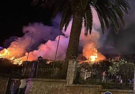 Incendio desatado junto a las viviendas en el Paseo de San Pedro, en Llanes.