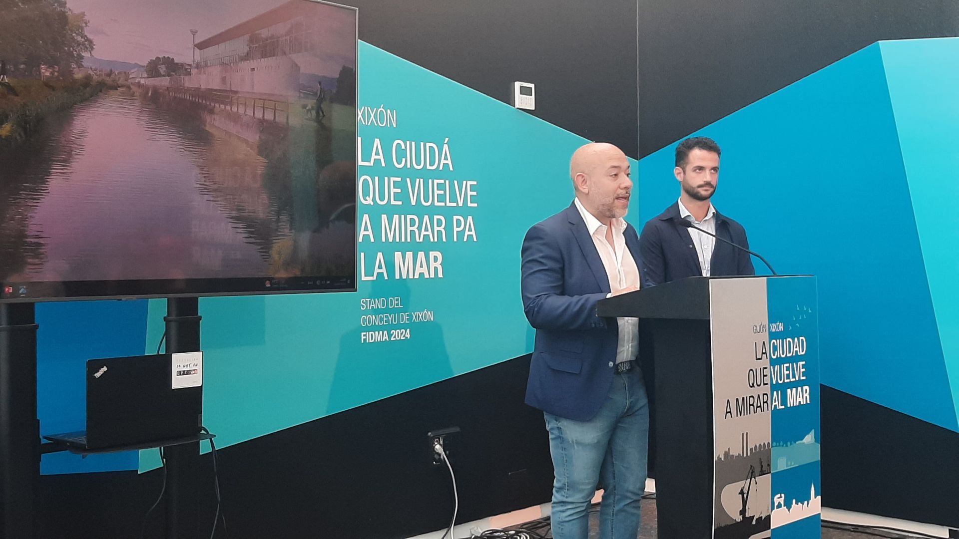 Rodrigo Pintueles, concejal de Medio Ambiente y Sostenibilidad del Ayuntamiento de Gijón, y Alejandro Navazas, director general de Medio Ambiente del Ayuntamiento de Gijón.