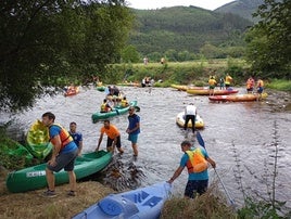 Participantes del Descenso del Esva, detenidos en uno de los tramos del río, antes de llegar a la meta.