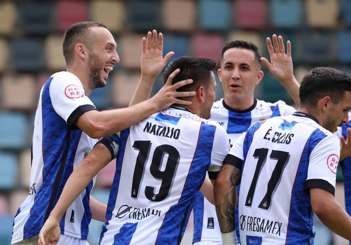 Los jugadores blanquiazules celebran el gol de Santamaría a pase de Natalio.