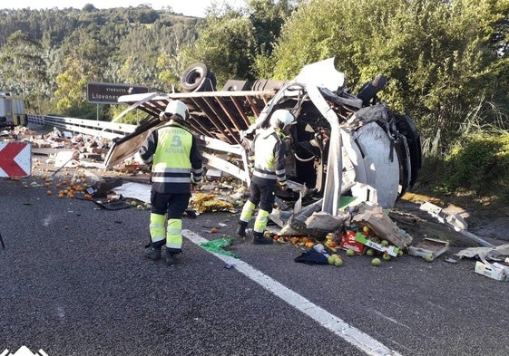 Bomberos junto al camión siniestrado en la A-8.