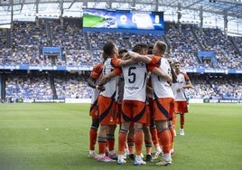 Los jugadores del Real Oviedo celebran el gol.