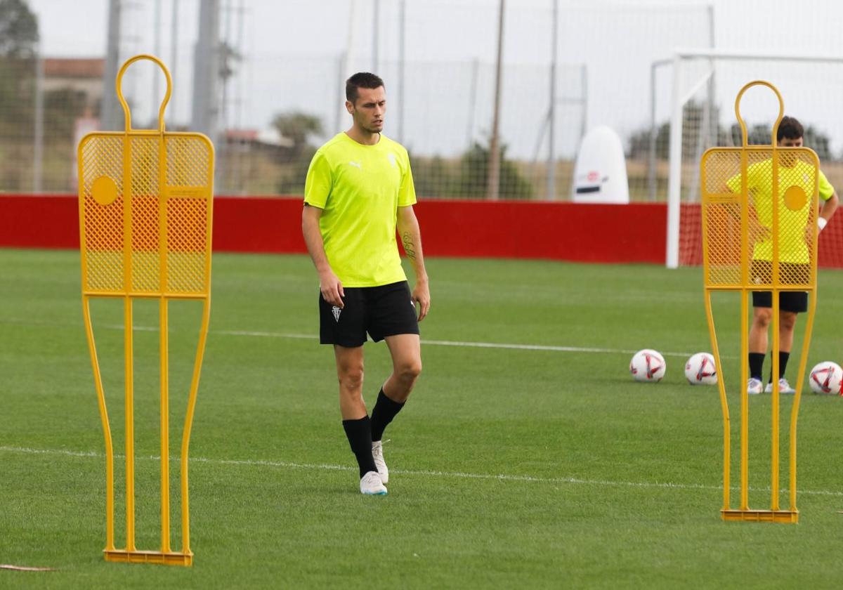 Dubasin, durante el entrenamiento del Sporting este sábado.