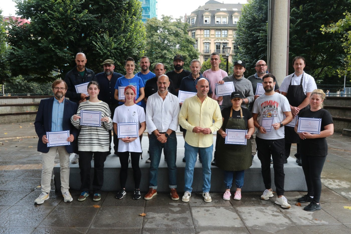 Óliver Suárez y Jesús Martínez Salvador, en el centro, junto a los hosteleros participantes en la primera edición del Paseo Gastro.