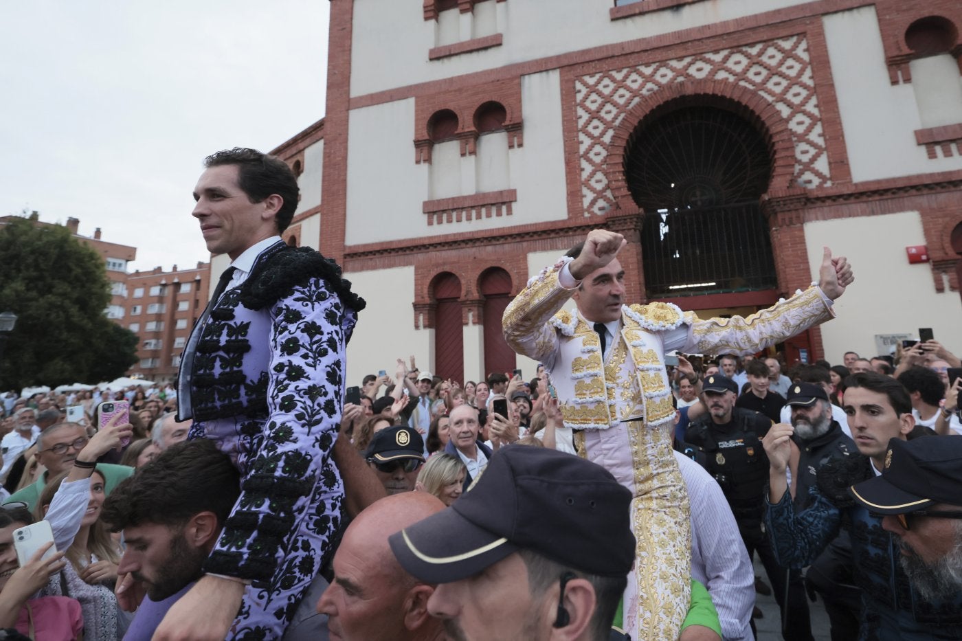 Ginés Marín y Enrique Ponce, con gesto triunfal, salen de El Bibio en hombros.