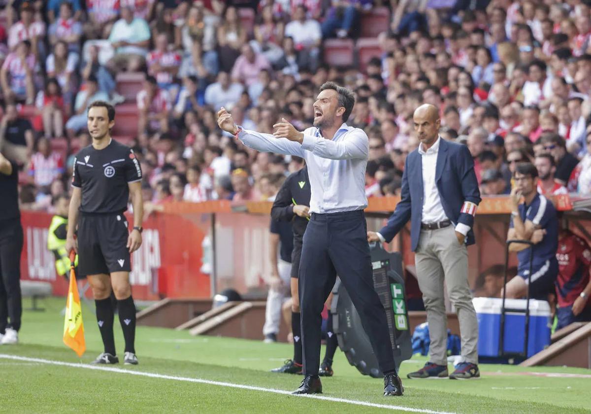 Rubén Albés da indicaciones a sus jugadores.