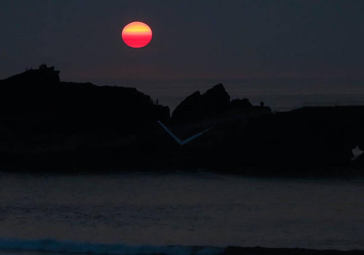 Puesta de sol de este lunes, en Salinas.