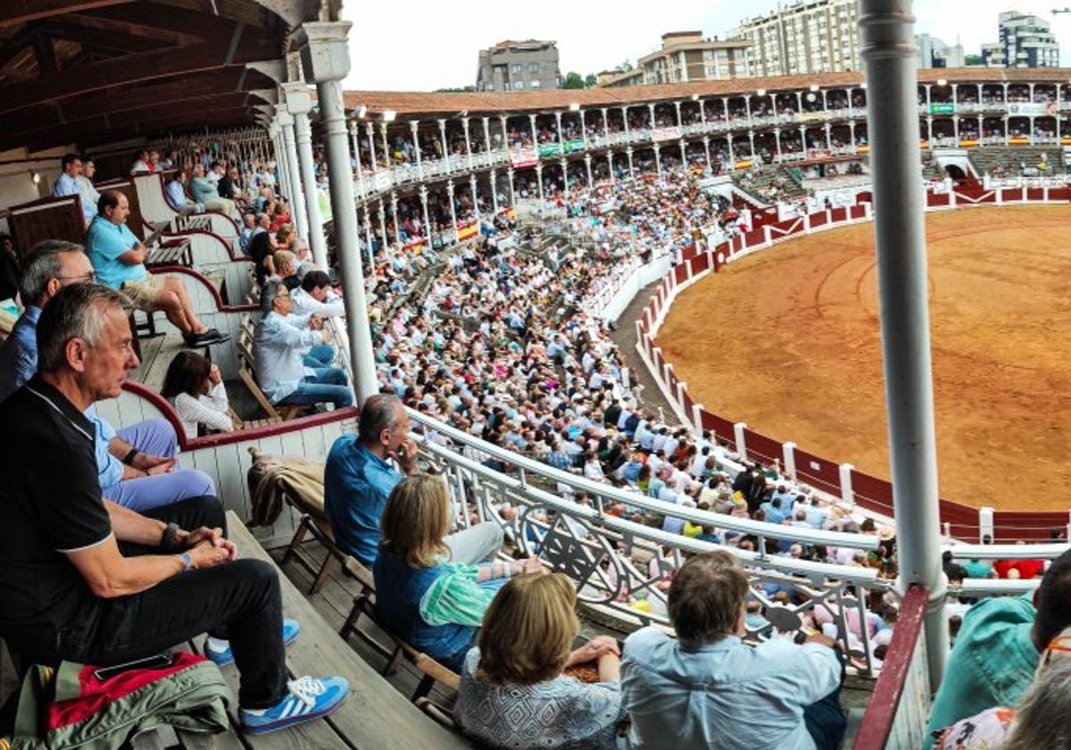 Los aficionados observan una de las corridas que acogió la Feria Taurina de Begoña.