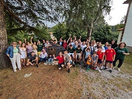 Vecinos de Arroes, en Villaviciosa, posan tras participar en el rodaje de un corto.