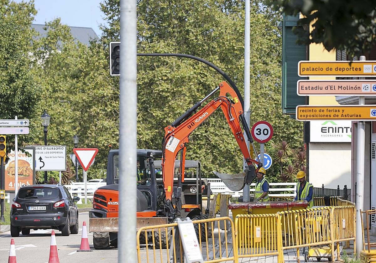 Operarios trabajando, ayer, en la avenida Justo del Castillo y Quintana.