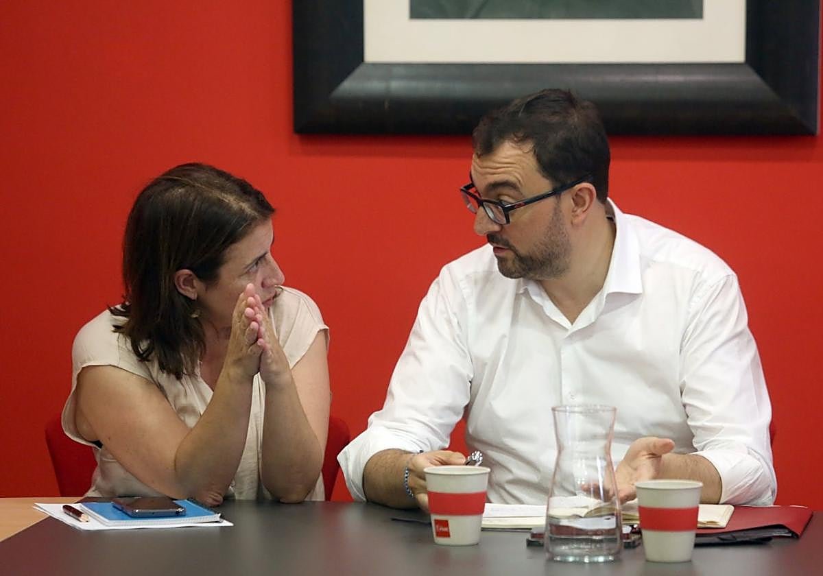 Adriana Lastra conversa con Adrián Barbón al término de la reunión de la ejecutiva autonómica de la FSA de ayer.