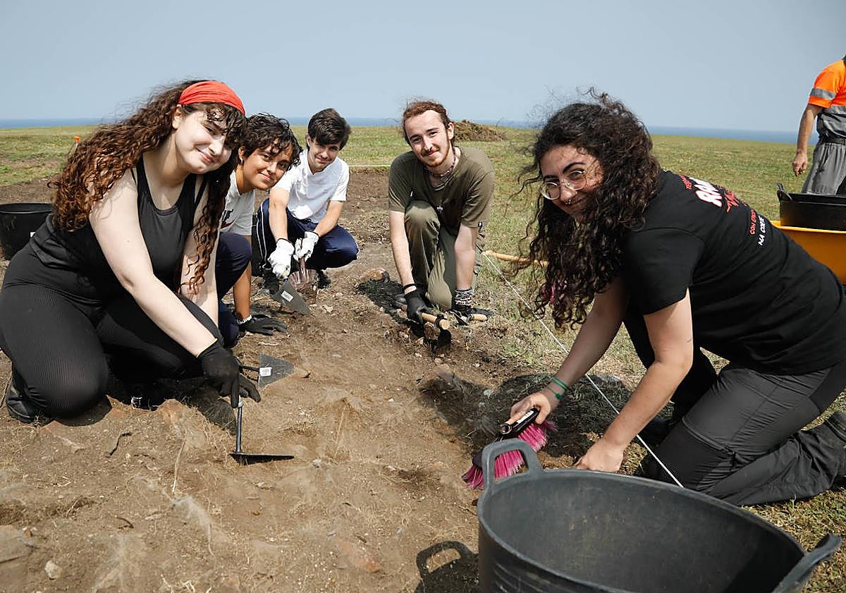 Imagen principal - La nueva campaña de excavaciones en la Campa Torres busca cerrar el «guion cronológico» del yacimiento