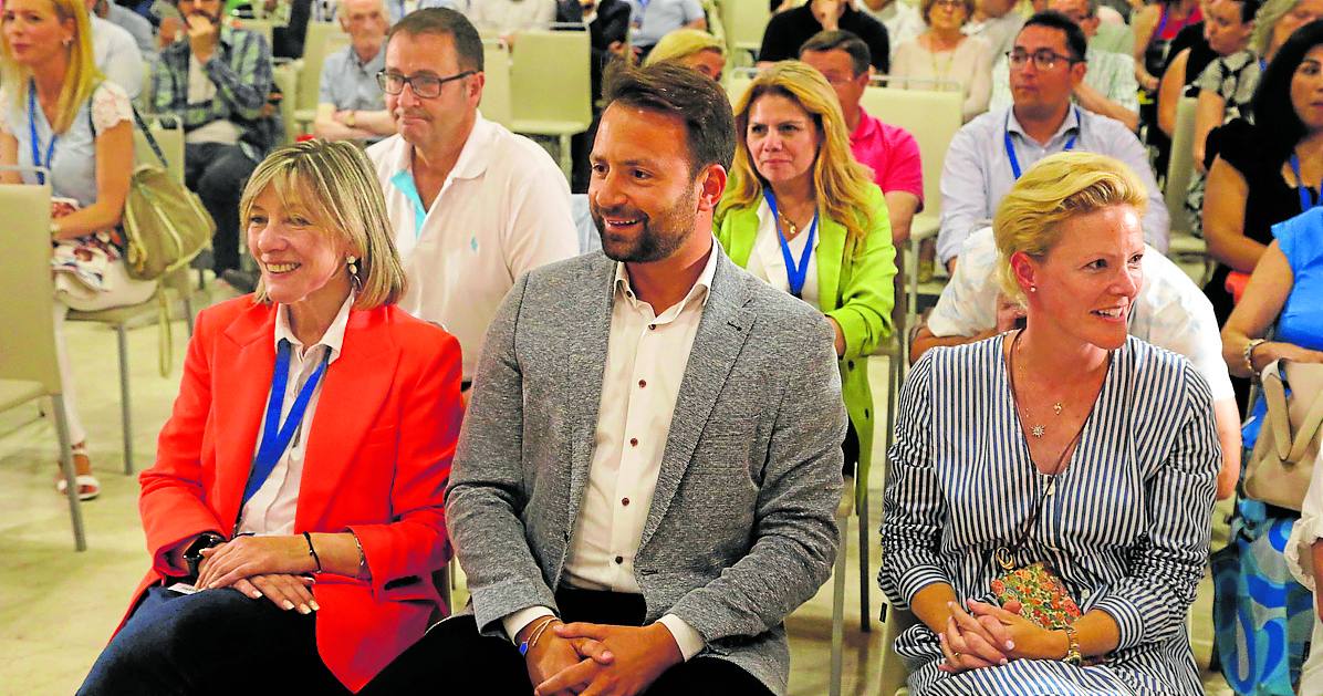 Esther Llamazares, Álvaro Queipo y Estefanía Rodríguez en el congreso local celebrado el 22 de julio.