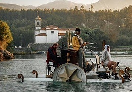 El piano flotante ya es un habitual de los veranos asturianos. Esta semana estará en diversas ubicaciones de nuestra región.