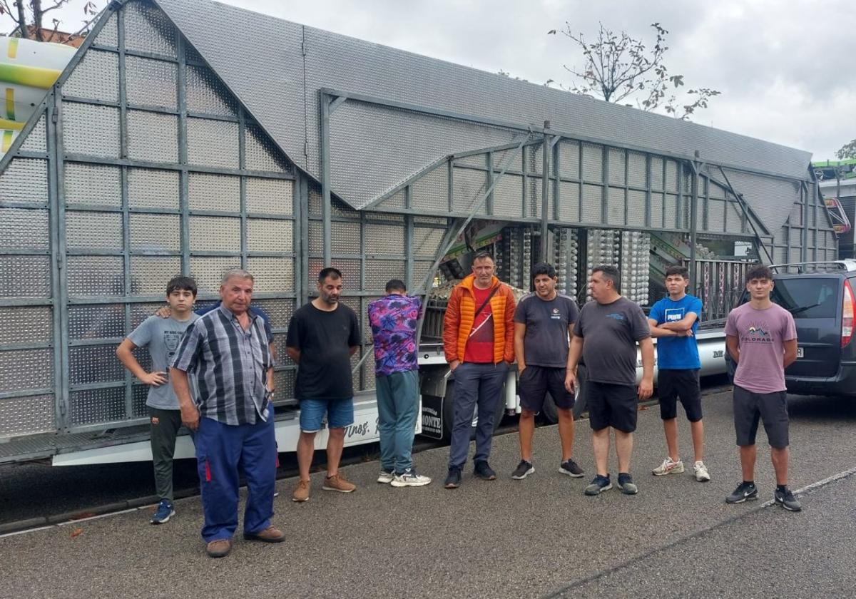 Un grupo de feriantes, frente a uno de los camiones aparcados ayer en la avenida del Aluminio.